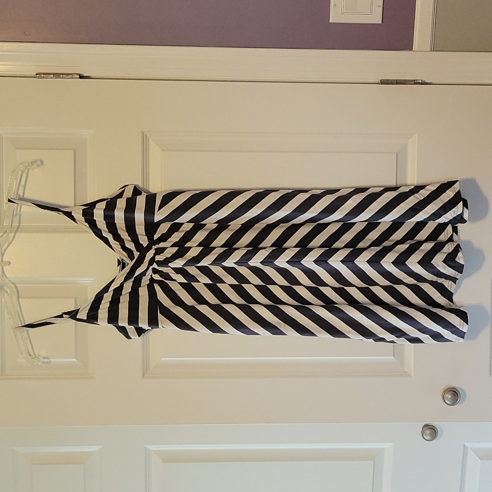 Old Navy grey/white chevron maternity dress